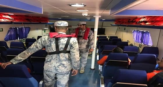 بالصور.. إنقاذ 9 بحارة بميناء رأس تنورة