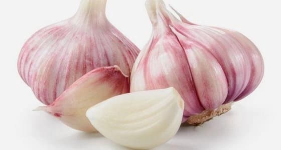 " الخس والتفاح ".. أسرع الطرق للتخلص من رائحة الثوم