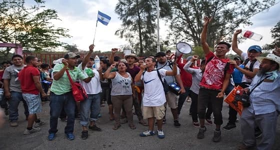 بالصور.. تظاهرات تشتعل في أمريكا ضد ترامب