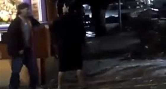 بالفيديو.. سيدة تلقن زوجها درسا قاسيا بالشارع