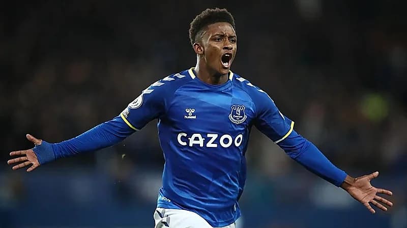 الشباب يقترب من ضم نجم إيفرتون