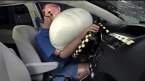 علاقة الوسائد الهوائية بتغيير زجاج السيارة