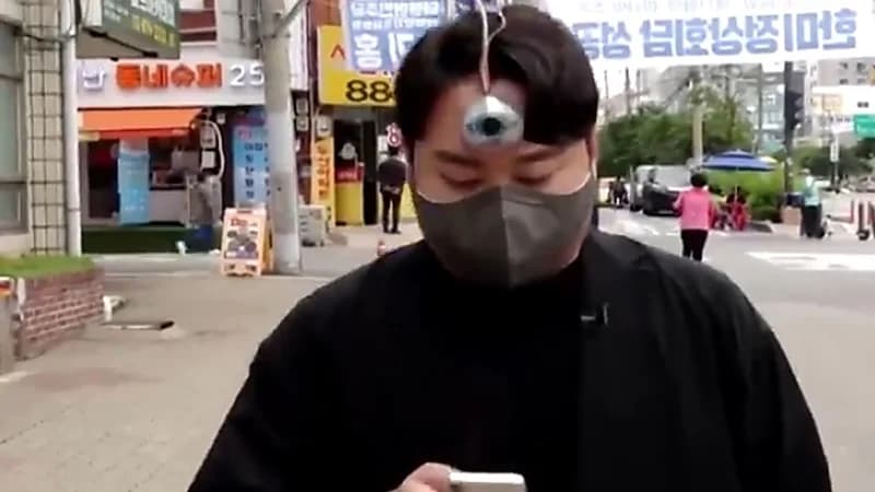 «عين ثالثة» تمنع مدمني الجوال من الاصطدام أثناء التصفح