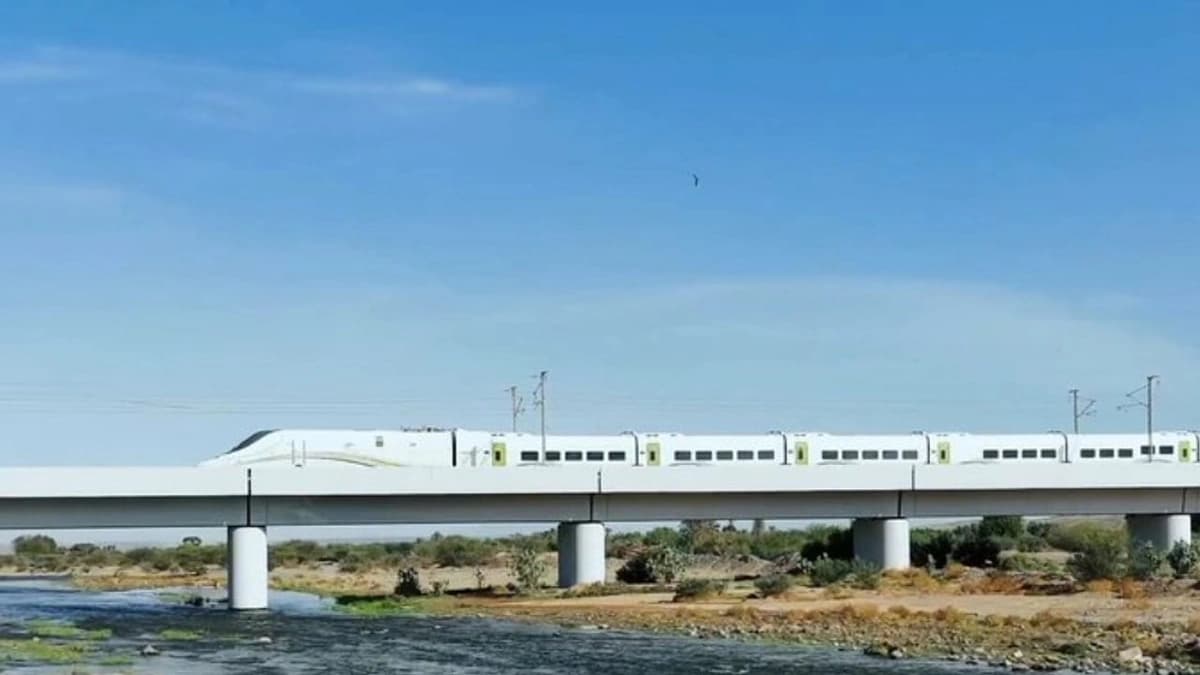 قطار الحرمين يعبر وادي الحكاك شرق رابغ وسط جريان المياه .. فيديو