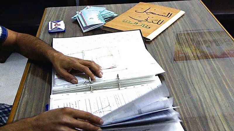 اب يطلب مبلغ مالي لتسجيل أبنائه على نسبه