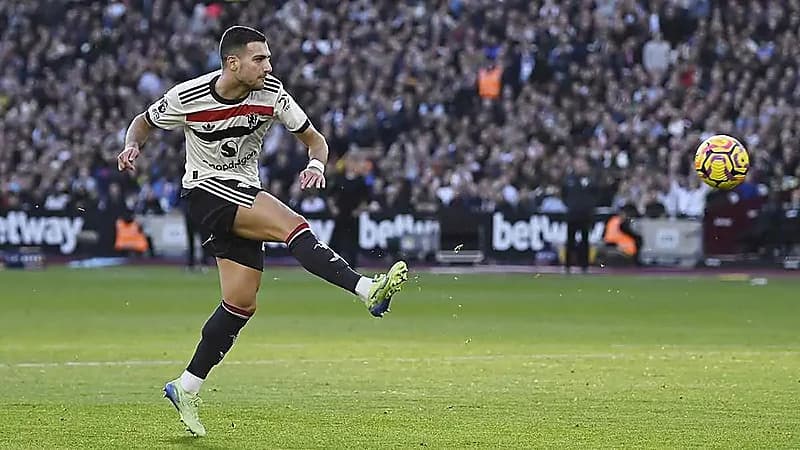 لاعب مانشستر يونايتد يهدر أسهل فرصة للتسجيل .. فيديو