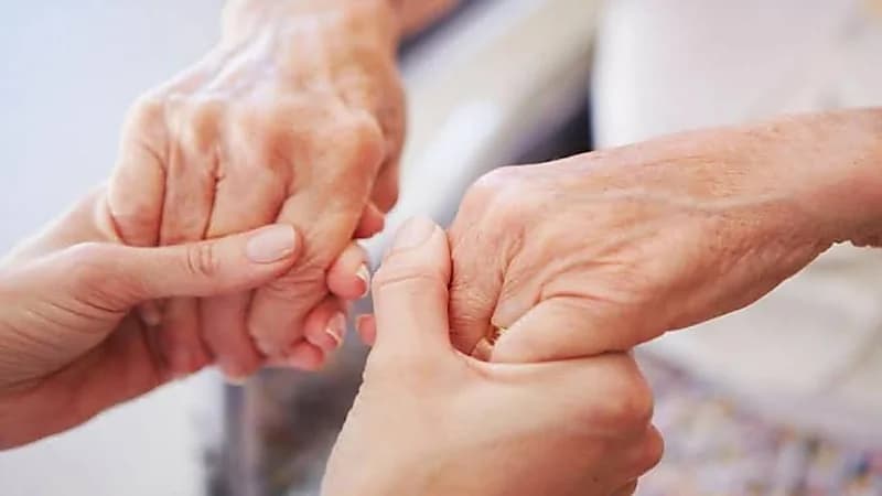 4 استراتيجيات للتغلب على تحديات السمع لدى كبار السن