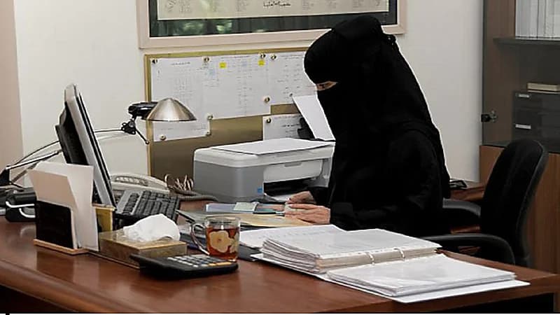 تعويض مواطنة فُصلت من العمل بسبب حملها