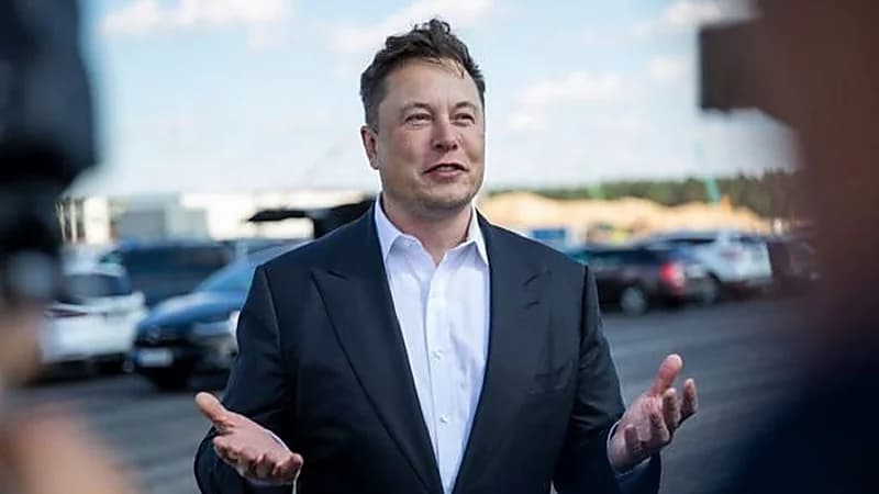 إيلون ماسك يتراجع عن قراره ويبيع ملايين من أسهم "تسلا"