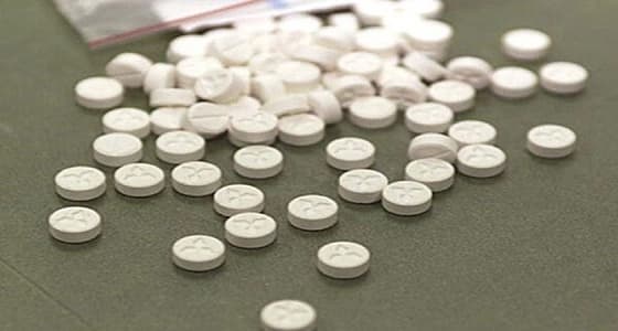 شرطة الجوف تطيح بشخصين بحوزتهما حبوب مخدرة وآلاف الريالات