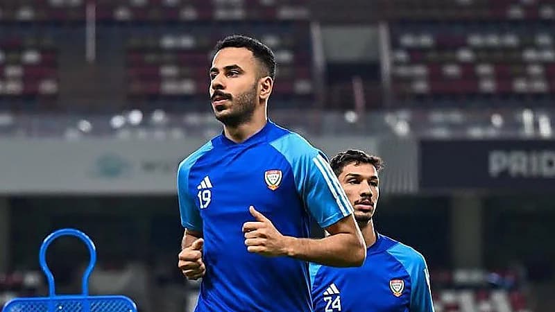 لجنة الانضباط باتحاد الإمارات تُوقف خالد الظنحاني وسلطان عادل وتستبعدهما من المنتخب