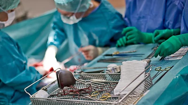 سيدة تلد مولودها وتتعرض لنزيف داخلي وتقطع يدها