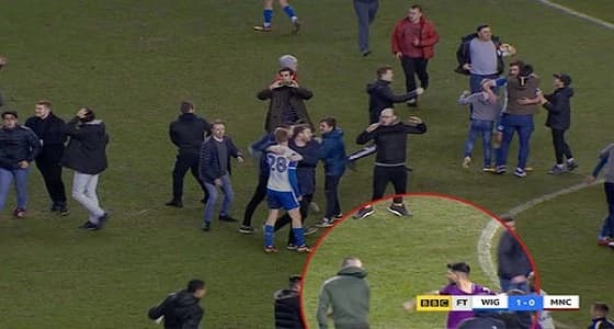 بالصور.. شجار عنيف بين لاعب السيتي ومشجع ويجان