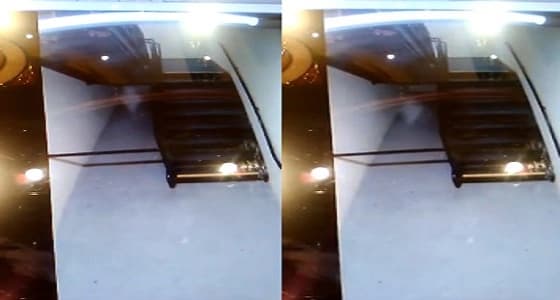 فيديو صادم لشبح طفل يتجول تحت السلم