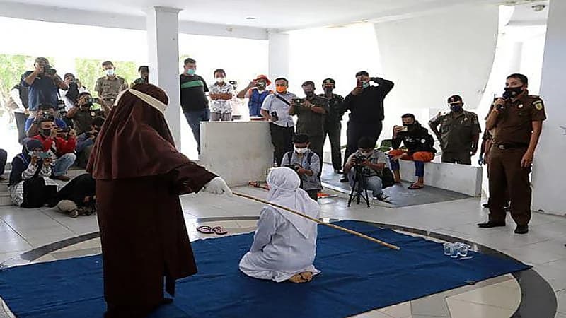 شاهد.. جلد عدد من الفتيات والشبان لادانتهم بممارسة الجنس