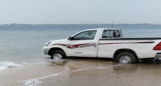 بالصور.. إخراج سيارة عالقة في منطقة المد والجزر بالهافمون