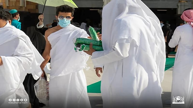 «شؤون الحرمين» توزع 3000 مظلة على المعتمرين