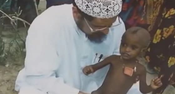 بالفيديو.. موقف إنساني من الداعية الكويتي " السميط " تجاه طفلة كينية