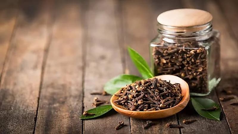 تناول القرنفل مع الماء الدافئ ليلًا يخفف عدة مشاكل صحية