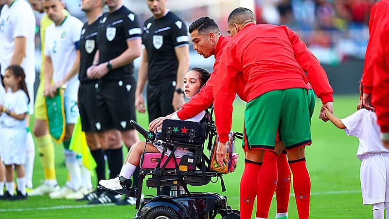 لفتة إنسانية من محترف النصر قبل مباراة منتخب بلاده .. فيديو