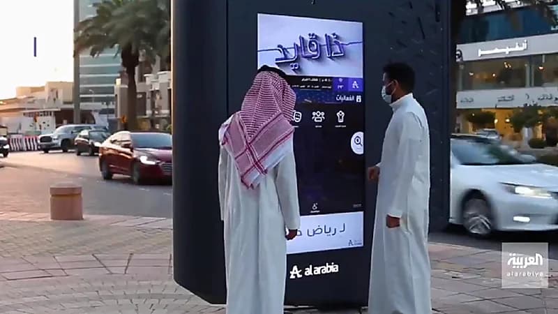 شاهد.. شاشات ذكية تتيح الإنترنت مجانًا ومعرفة حالة التنقل بالرياض