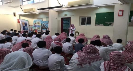 بالفيديو.. طالب بالمرحلة المتوسطة يؤم معلميه وزملاءه في صلاة الاستقساء بأضم