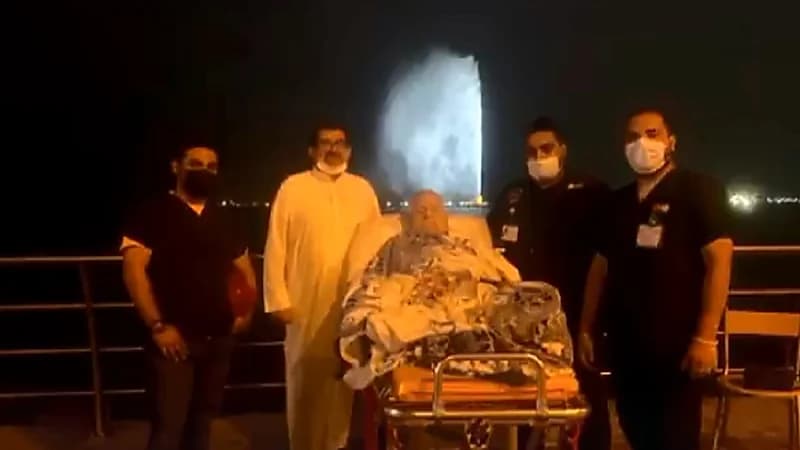 شاهد .. كادر طبي يحقق أمنية مُسن مريض رغب في رؤية البحر بجدة