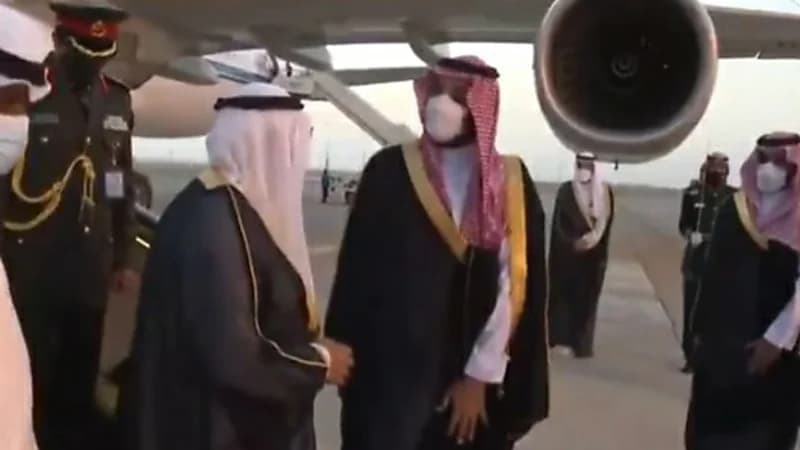 شاهد.. الأمير محمد بن سلمان يرحب بولي العهد الكويتي أثناء استقباله في المطار: " نورت الرياض "