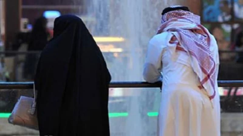 مستشار أسري: بعض الأزواج يخجلون من احتضان وتقبيل زوجاتهم