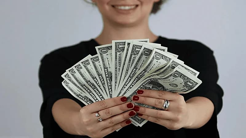 حلم سيدة يتحول لحقيقة بربحها 100 ألف دولار بورقة يانصيب