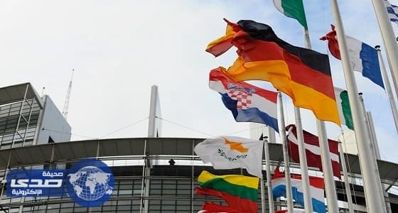 بالصور.. تنكيس علم الاتحاد الأوروبي وألمانيا حدادًا على هلموت كول