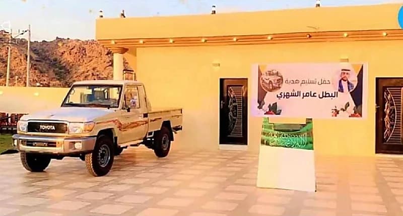 شاهد.. قبائل ثربان تهدي منقذ طفل وادي أعشار سيارة شاص