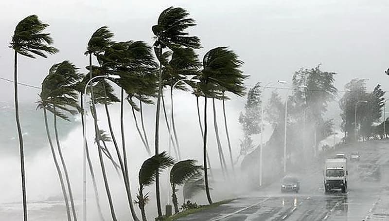 بالفيديو.. عواصف قوي تجتاح مدينة في اليابان