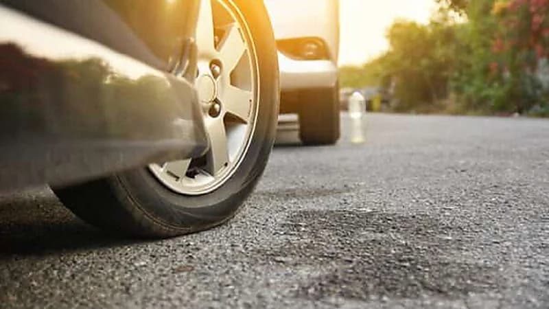 أضرار ركن السيارة والإطارات مدارة بزاوية