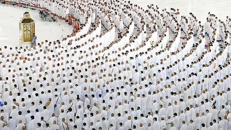 فيديو..أول صلاة في المسجد الحرام بعد إلغاء التباعد