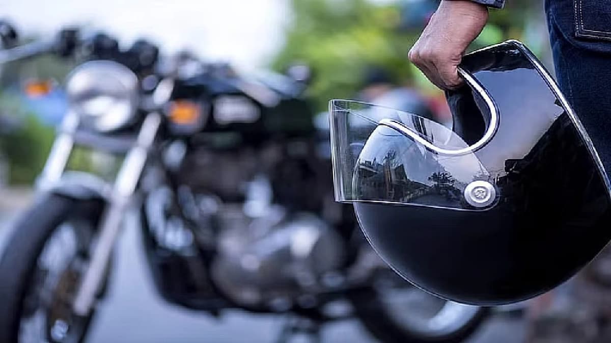 المرور يحذر قائدي الدراجات الآلية: ارتدوا الخوذة للسلامة.. فيديو