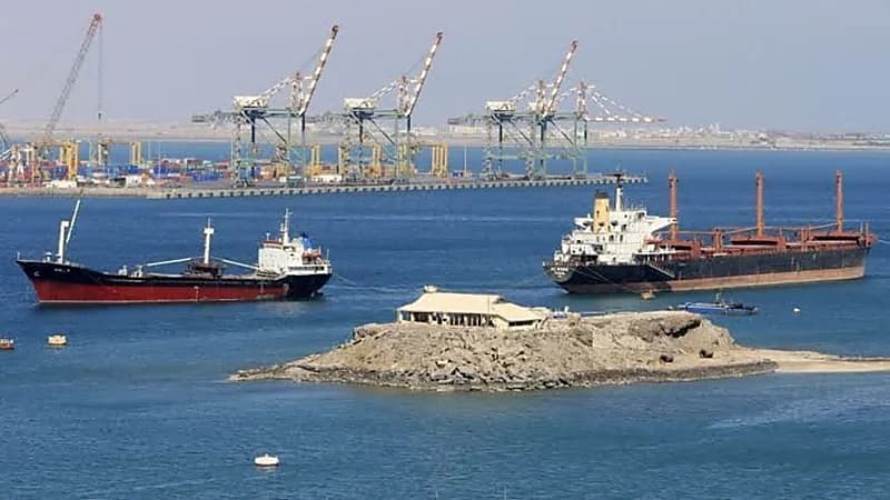 سقوط حاوية على سفينة مساعدات في ميناء الحديدة بسبب سوء الإجراءات الحوثية 