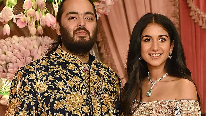 نجل أغنى رجل بالهند يفاجئ المشاهير بهدايا ثمينة خلال حفل زفافه.. فيديو