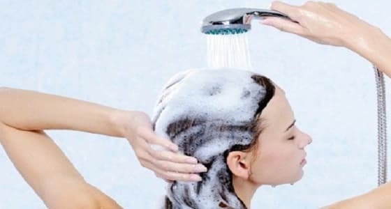 إضافة الملح للشامبو لعلاج مشكلات الشعر