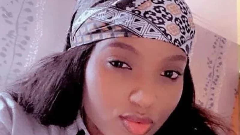 دفعها قس.. مضيفة طيران تركت وظيفتها في القطرية للصوم حتى الموت