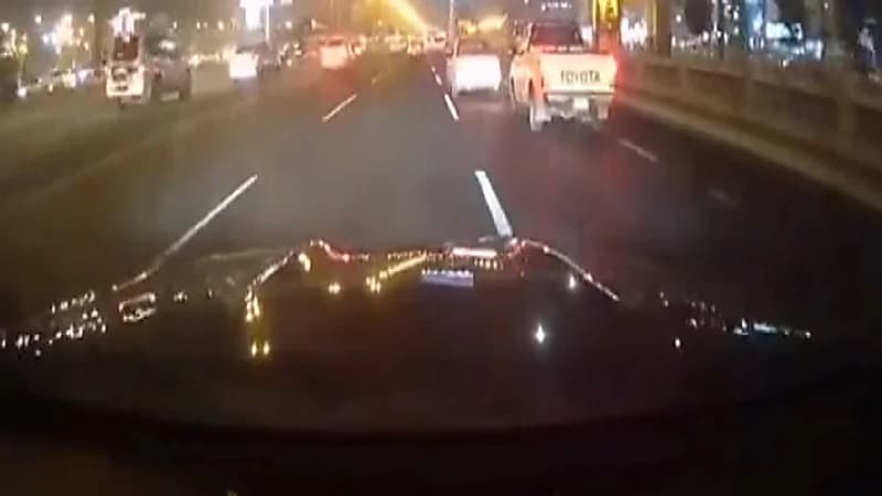 بالفيديو.. اصطدام مركبتين على الطريق بخميس مشيط