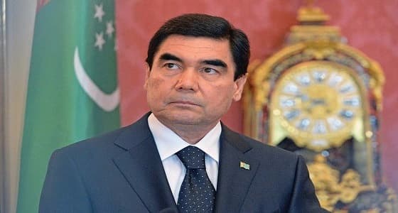 رئيس " تركمانستان " يستعرض مهارته بالتفحيط