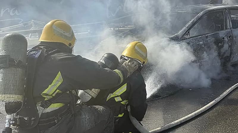 إخماد حريق في مركبة على طريق الملك فهد