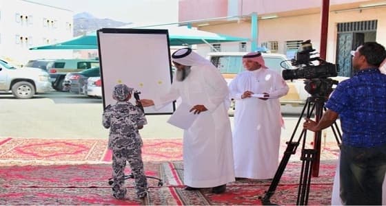 معلم بمحايل ينتقل بالطلاب إلى مركز الشرطة والهدف عظيم