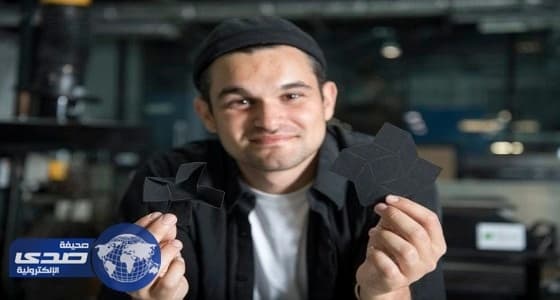 شاب يخترع ملابس تنمو مع الطفل