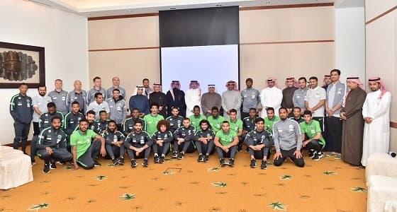 بالصور.. سفير المملكة يزور بعثة المنتخب بالكويت
