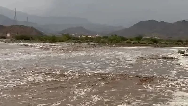 شاهد .. جريان السيول العارمة كالأنهار جنوب المخواة