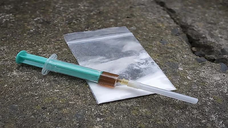 وفاة شاب داخل حمام "مول" وبجانبه إبرة مخدرة