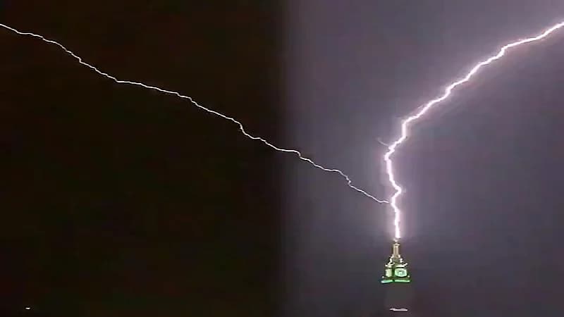 بالفيديو.. صاعقة تضرب برج الساعة في ‎مكة المكرمة