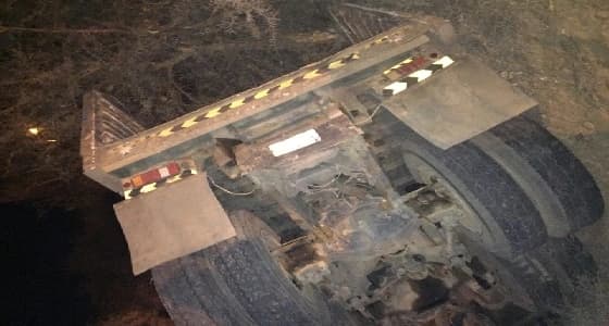 السرعة الجنونية تتسبب في إنقلاب شاحنة قلاب شرق أحد رفيدة